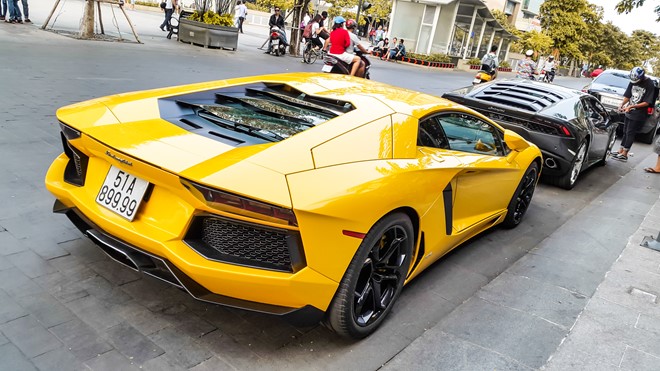 Aventador có một ống xả chính giữa, đèn hậu thiết kế hình mũi tên.