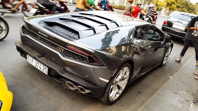 Huracan có 4 ống xả phía sau, đèn hậu thiết kế hình chữ Y.