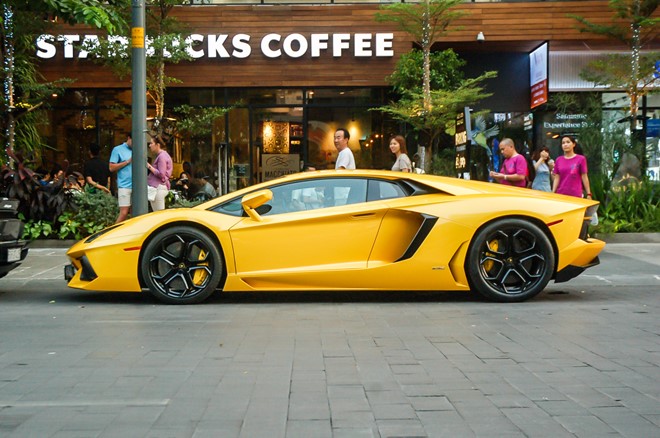 Aventador có khả năng tăng tốc 0-100 km/h trong 2,9 giây trước khi đạt tốc độ tối đa 349 km/h. 