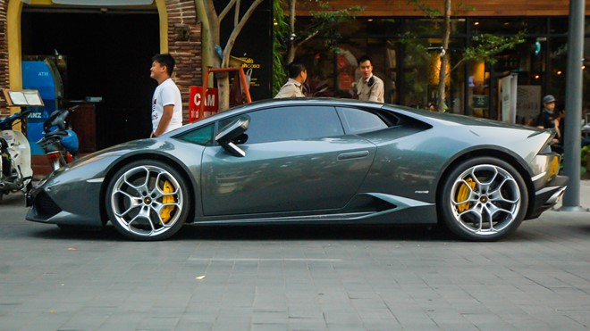 Huracan có thể tăng tốc 0-100 km/h trong 3,2 giây, vận tốc tối đa 325 km/h. Số lượng Huracan tại Việt Nam không quá nhiều.
