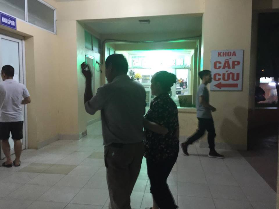 &Ocirc;ng Nghị được người th&acirc;n đưa đến bệnh viện chụp chiếu