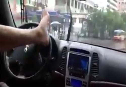 Hình ảnh tài xế lái xe bằng chân đang gây xôn xao cộng đồng mạng xã hội Hình ảnh tài xế lái xe bằng chân đang gây xôn xao cộng đồng mạng xã hội