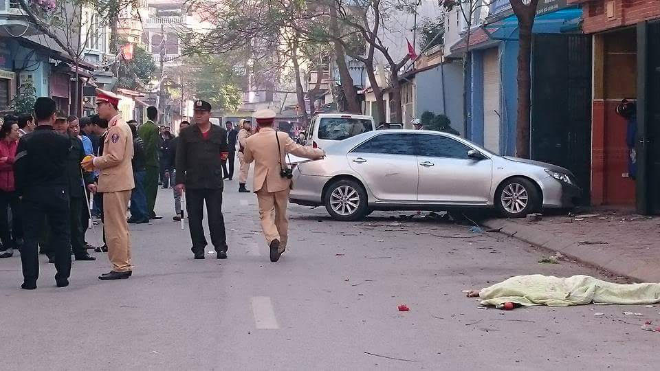 Hiện trường vụ tai nạn đặc biệt nghi&ecirc;m trọng xảy ra ở phố &Aacute;i Mộ (Long Bi&ecirc;n, H&agrave; Nội)