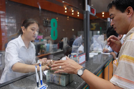 L&atilde;i suất huy động giảm, vắng người gửi tiền