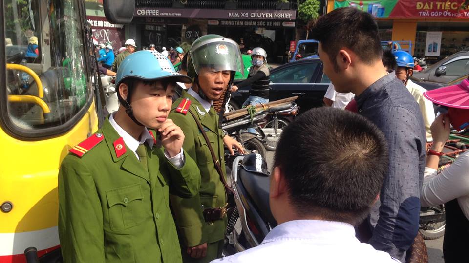 Cho rằng bị chiếc xe bu&yacute;t n&agrave;y ch&egrave;n &eacute;p khi lưu th&ocirc;ng tr&ecirc;n đường n&ecirc;n người thanh ni&ecirc;n đ&atilde; d&ugrave;ng mũ bảo hiểm đập vỡ k&iacute;nh