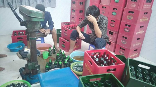 nh&oacute;m thanh ni&ecirc;n hoạt động sang chiết, đ&oacute;ng nắp chai bia giả