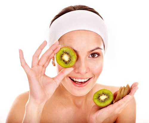 Tr&aacute;i kiwi l&agrave; mặt nạ tốt cho da mặt 