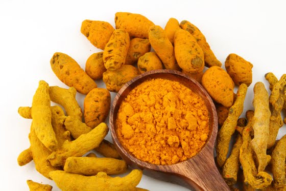 Bột nghệ c&oacute; t&aacute;c dụng l&agrave;m đẹp từ b&ecirc;n trong