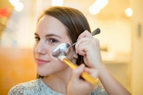 Một chiếc th&igrave;a c&oacute; thể gi&uacute;p chị em phụ nữ giải quyết nhiều t&igrave;nh huống kh&oacute; khăn trong khi l&agrave;m đẹp 