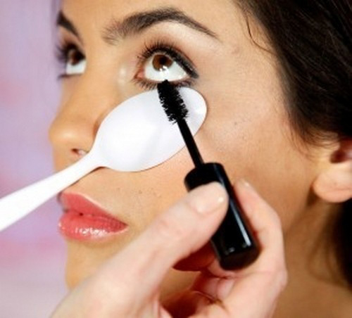 D&ugrave;ng th&igrave;a để mascara kh&ocirc;ng bị lem ra ngo&agrave;i 