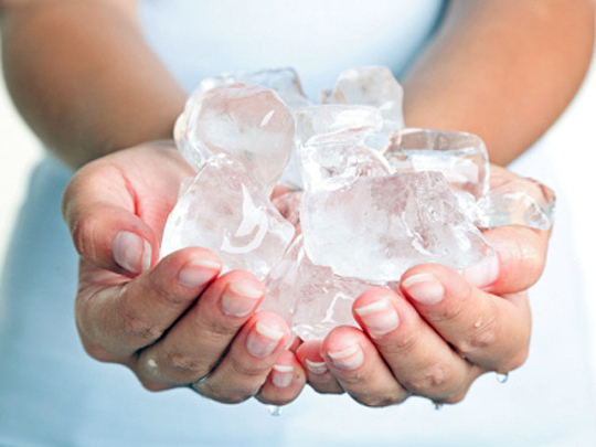Đ&aacute; lạnh c&oacute; t&aacute;c dụng tẩy da chết l&agrave; c&aacute;ch l&agrave;m đẹp thi&ecirc;n nhi&ecirc;n
