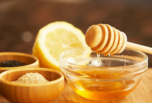 Những b&iacute; quyết l&agrave;m đẹp bằng mật ong gi&uacute;p c&aacute;c n&agrave;ng đẹp l&ecirc;n từng ng&agrave;y
