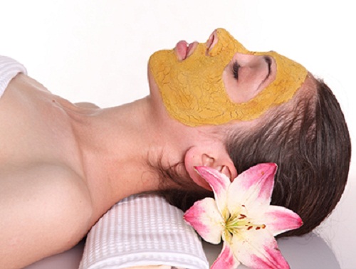 Mặt nạ nghệ gi&uacute;p trị mụn trứng c&aacute; v&agrave; l&agrave;m s&aacute;ng da