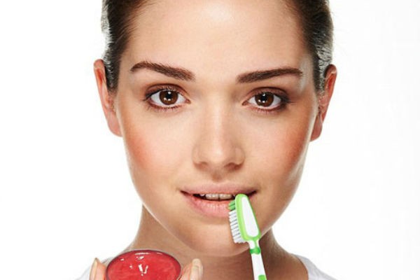 B&agrave;n chải đ&aacute;nh c&oacute; thể được tận dụng trong mọi c&ocirc;ng đoạn l&agrave;m đẹp
