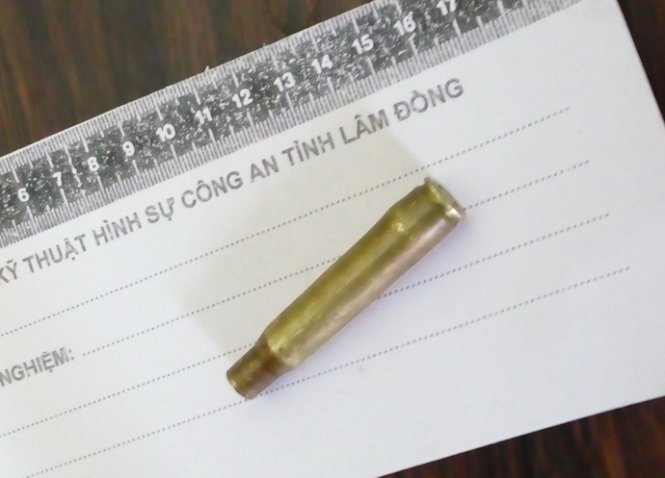 Vỏ vi&ecirc;n đạn C&ocirc;ng an thu được. Ảnh: Tuổi Trẻ