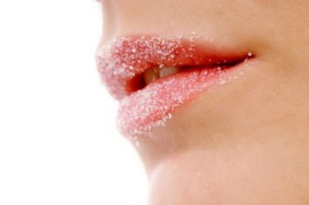 Đường l&agrave;m tăng sự căng mịn, mềm mại của đ&ocirc;i m&ocirc;i