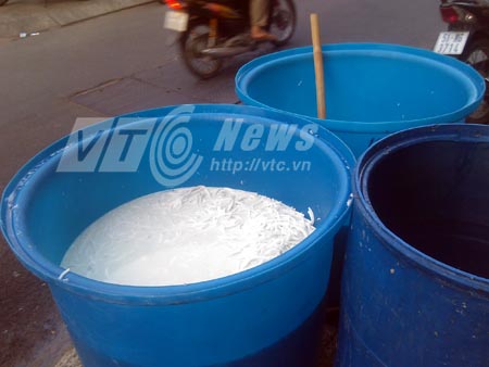 Qu&aacute; tr&igrave;nh l&agrave;m mứt bẩn do PV b&aacute;o VTC ghi lại