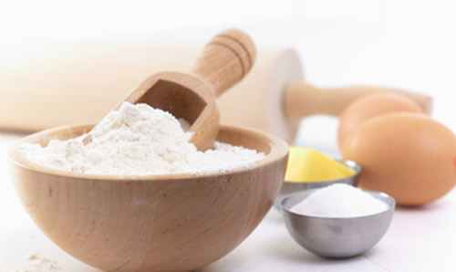 C&oacute; rất nhiều phương ph&aacute;p l&agrave;m trắng da bằng bột gạo kết hợp với c&aacute;c nguy&ecirc;n liệu tự nhi&ecirc;n kh&aacute;c