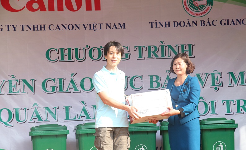 &Ocirc;ng Keisuke Taniguchi, Gi&aacute;m đốc H&agrave;nh ch&iacute;nh &ndash; Nh&acirc;n sự CVN trao qu&agrave; cho x&atilde; Ti&ecirc;n Hưng