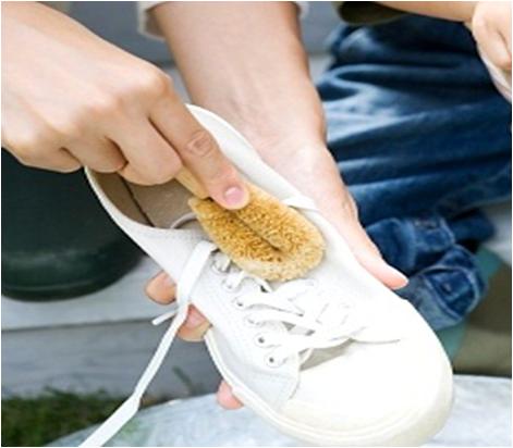 Nếu gi&agrave;y bị bẩn, h&atilde;y giặt sạch trước khi sấy