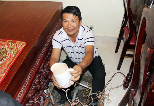 Anh T&uacute; cho biết hiện tượng lạ nước giếng n&oacute;ng hơn 40 độ đ&atilde; xảy ra v&agrave;i th&aacute;ng trước nhưng gia đ&igrave;nh kh&ocirc;ng để &yacute;