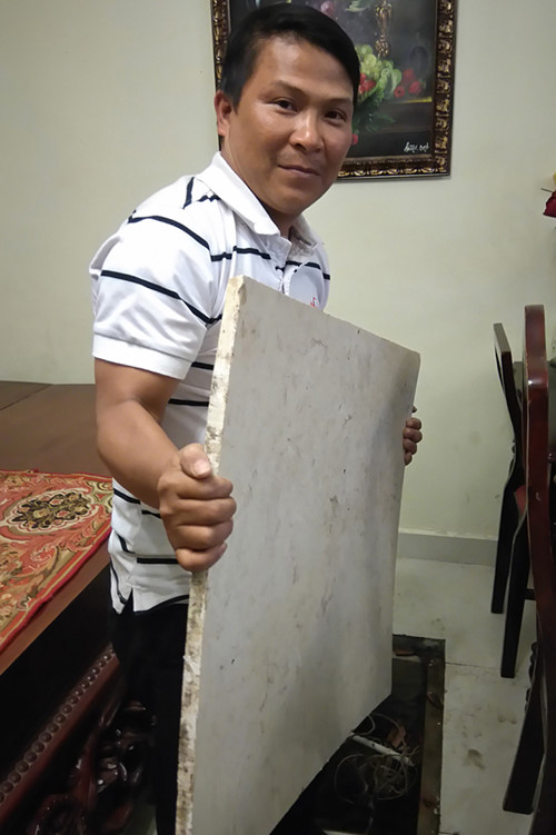 Hiện tượng lạ nước giếng n&oacute;ng hơn 40 độ C c&ograve;n khiến tấm đ&aacute; hoa cương che miệng giếng cong vẹo v&igrave; nhiệt độ cao