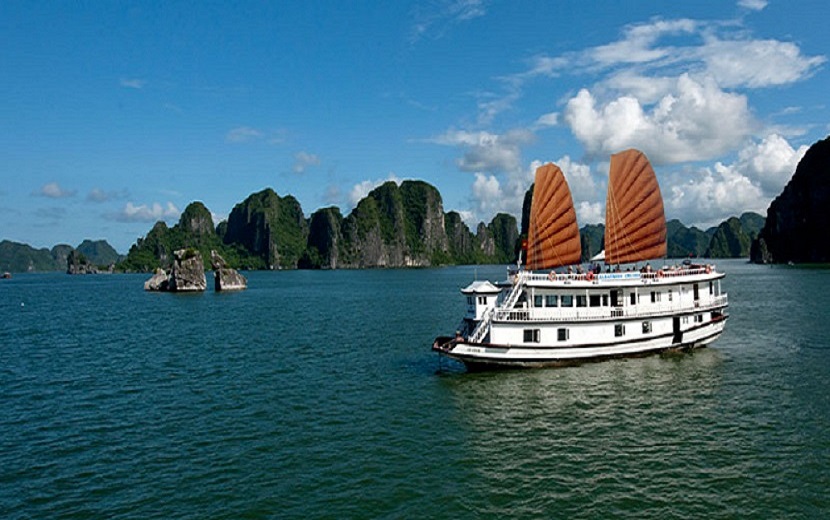 Ph&iacute; tham quan Hạ Long tăng cao, nhiều du kh&aacute;ch bỏ về