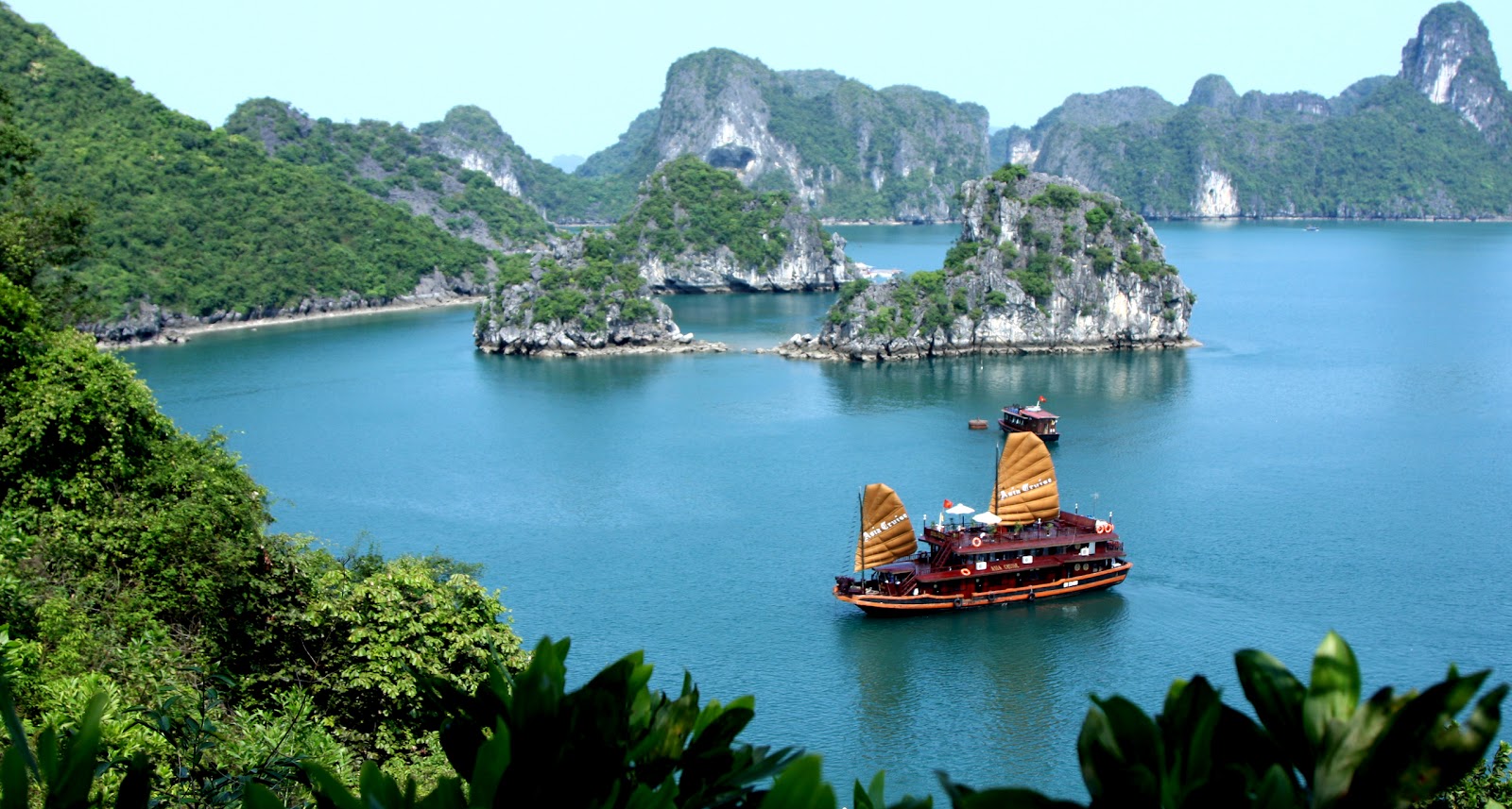 Ph&iacute; tham quan Hạ Long tăng cao, nhiều du kh&aacute;ch bỏ về