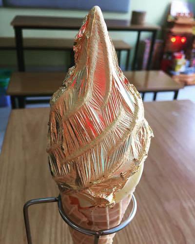 Giới trẻ Sài Gòn thi nhau khoe ảnh ăn kem dát vàng sang chảnh