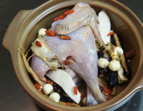 Chăm s&oacute;c mẹ bầu tốt hơn với m&oacute;n g&agrave; hầm thuốc bắc