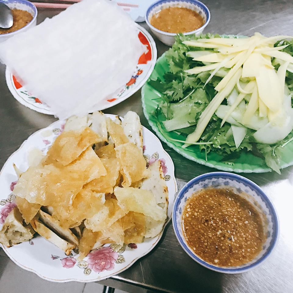 B&aacute;nh b&egrave;o dưới ch&acirc;n th&aacute;p Nhạn qu&aacute;n C&ocirc; Mai nổi tiếng l&acirc;u đời. 1500 đồng/ ch&eacute;n, 1 khay 10 ch&eacute;n ăn thỏa th&iacute;ch
