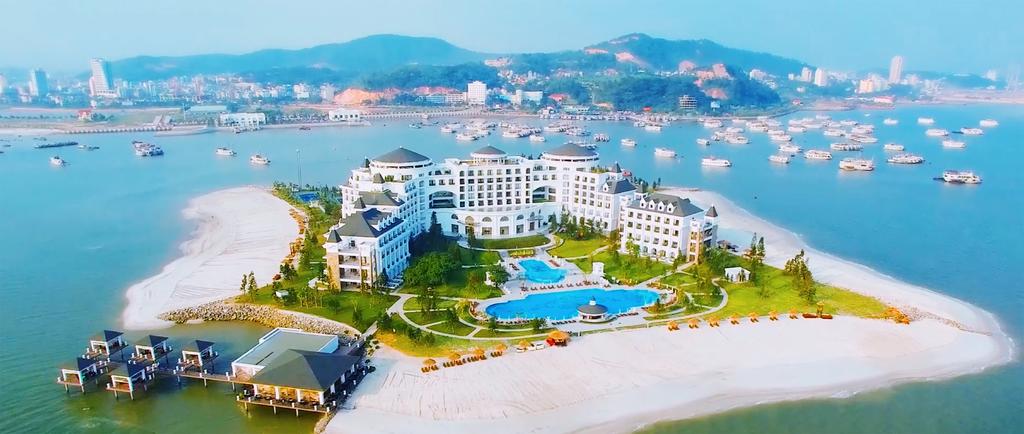 Du lịch Hạ Long với 5 trải nghiệm mới lạ cho một m&ugrave;a h&egrave; s&ocirc;i động