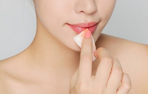Gi&uacute;p bạn g&aacute;i 'nghiện son' thải độc ch&igrave; cho m&ocirc;i hiệu quả nhất