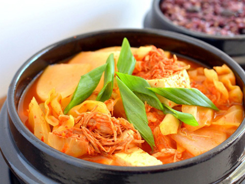 V&agrave;o những ng&agrave;y bận rộn trong tuần, bạn c&oacute; thể nhanh ch&oacute;ng mang đến cho cả nh&agrave; thực đơn bữa tối v&ocirc; c&ugrave;ng hấp dẫn, đậm đ&agrave; m&agrave; chỉ tốn 100.000 đồng v&agrave; kh&ocirc;ng tốn thời gian.
