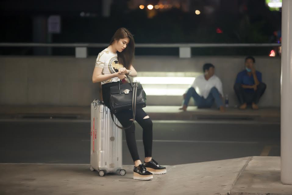 Được mệnh danh l&agrave; &lsquo;tay chơi t&uacute;i hiệu&rsquo; độc lạ h&agrave;ng đầu showbiz, si&ecirc;u mẫu Thu Hằng li&ecirc;n tục xuất hiện với những chiếc t&uacute;i x&aacute;ch đ&igrave;nh đ&aacute;m kh&ocirc;ng k&eacute;m cạnh g&igrave; những ng&ocirc;i sao h&agrave;ng đầu thế giới.