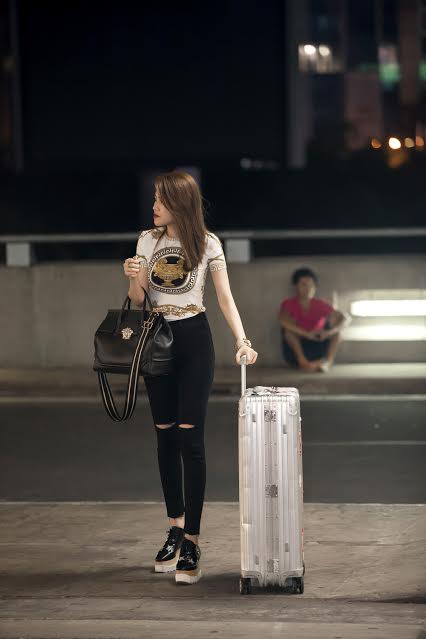 Được mệnh danh l&agrave; &lsquo;tay chơi t&uacute;i hiệu&rsquo; độc lạ h&agrave;ng đầu showbiz, si&ecirc;u mẫu Thu Hằng li&ecirc;n tục xuất hiện với những chiếc t&uacute;i x&aacute;ch đ&igrave;nh đ&aacute;m kh&ocirc;ng k&eacute;m cạnh g&igrave; những ng&ocirc;i sao h&agrave;ng đầu thế giới.