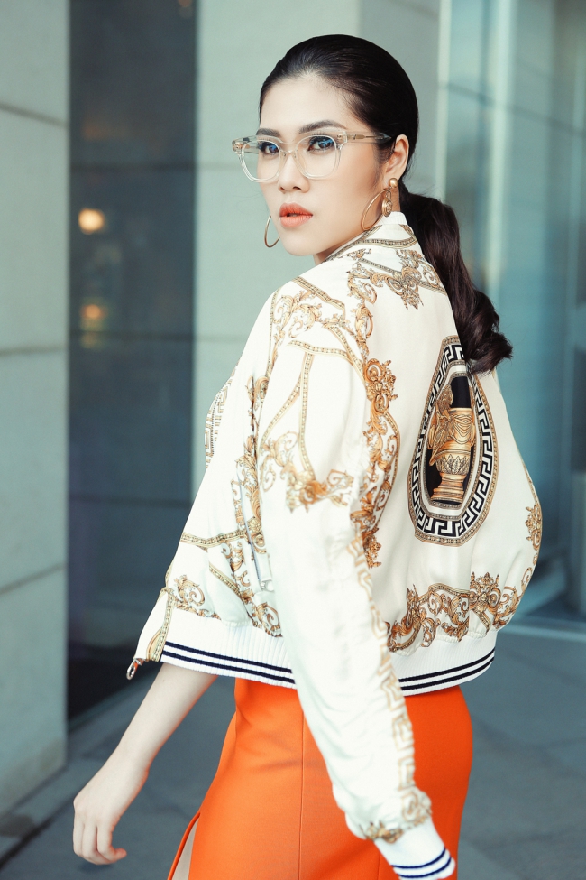 Được mệnh danh l&agrave; &lsquo;tay chơi t&uacute;i hiệu&rsquo; độc lạ h&agrave;ng đầu showbiz, si&ecirc;u mẫu Thu Hằng li&ecirc;n tục xuất hiện với những chiếc t&uacute;i x&aacute;ch đ&igrave;nh đ&aacute;m kh&ocirc;ng k&eacute;m cạnh g&igrave; những ng&ocirc;i sao h&agrave;ng đầu thế giới.