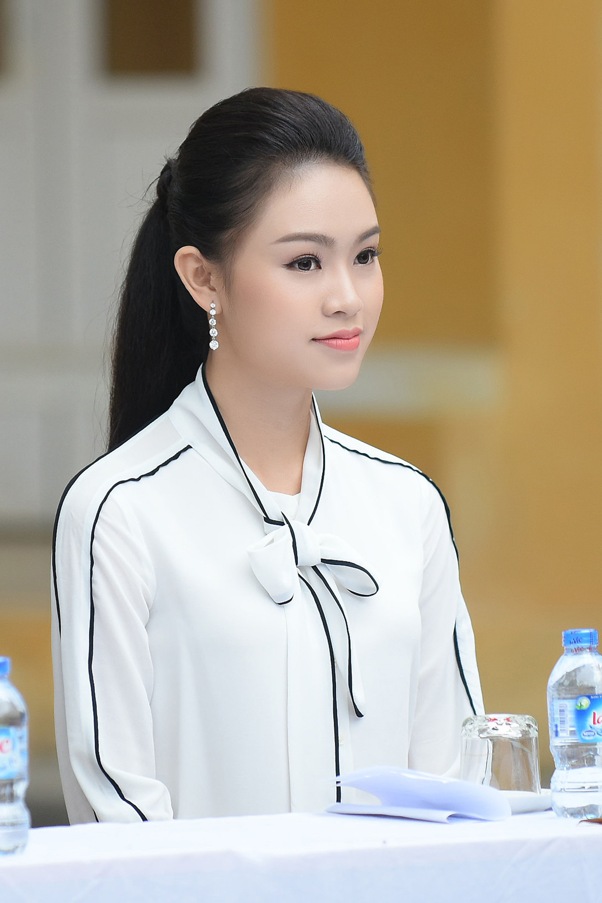 &lsquo;Người đẹp truyền th&ocirc;ng&rsquo; Ph&ugrave;ng Bảo Ngọc V&acirc;n k&ecirc;u gọi gẫy quỹ từ thiện v&igrave; Trường Sa