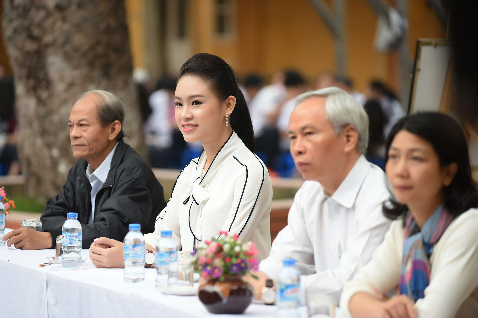 &lsquo;Người đẹp truyền th&ocirc;ng&rsquo; Ph&ugrave;ng Bảo Ngọc V&acirc;n k&ecirc;u gọi gẫy quỹ từ thiện v&igrave; Trường Sa