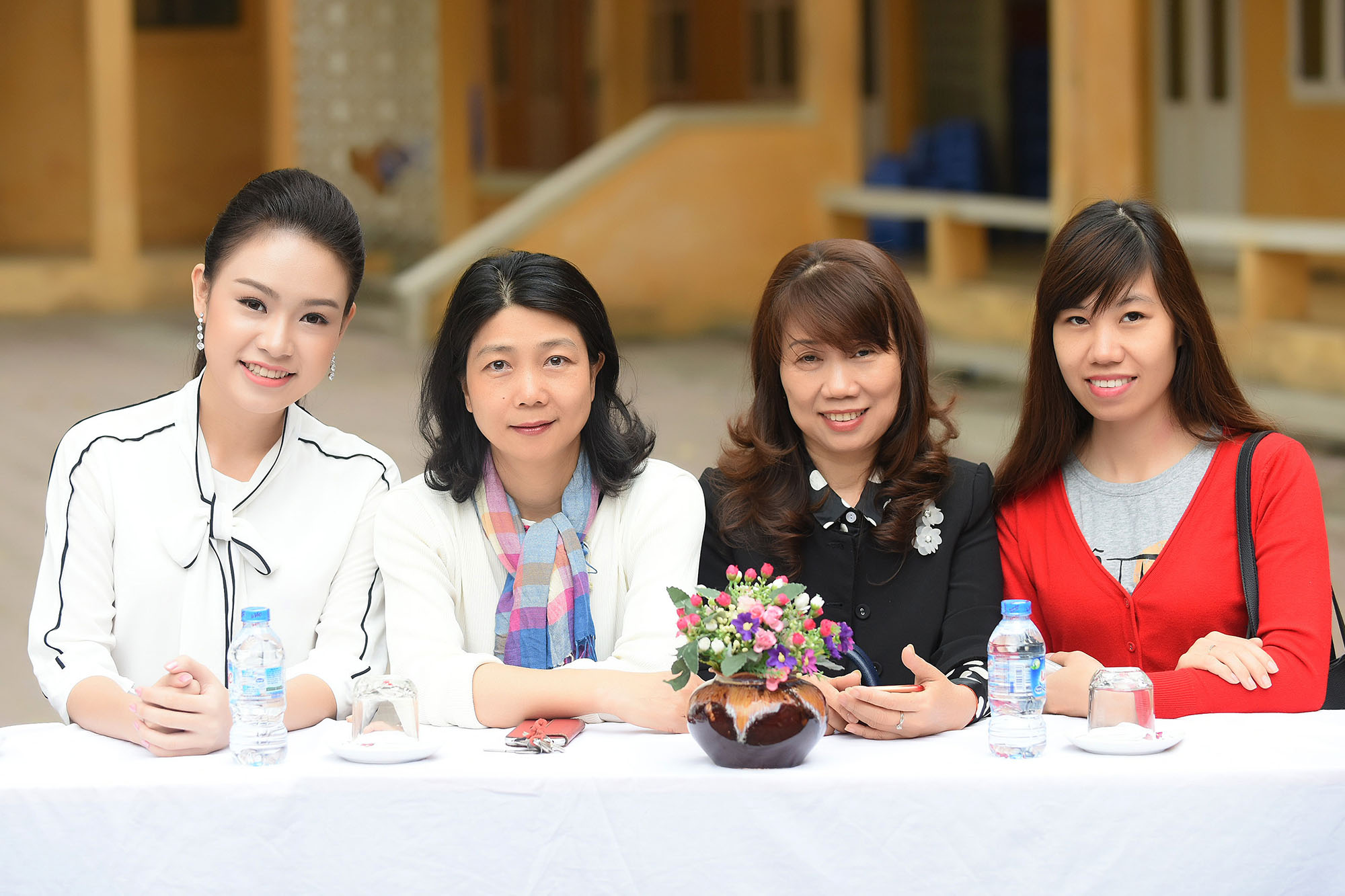 &lsquo;Người đẹp truyền th&ocirc;ng&rsquo; Ph&ugrave;ng Bảo Ngọc V&acirc;n k&ecirc;u gọi gẫy quỹ từ thiện v&igrave; Trường Sa