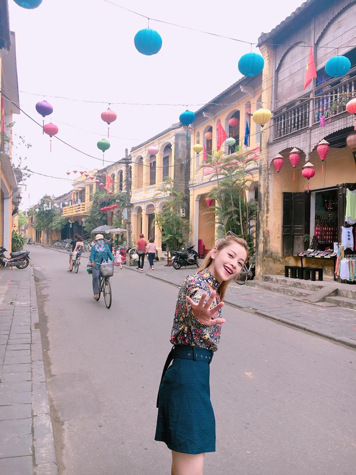 Kh&aacute;m ph&aacute; Hội An y&ecirc;n b&igrave;nh c&ugrave;ng Chi Pu