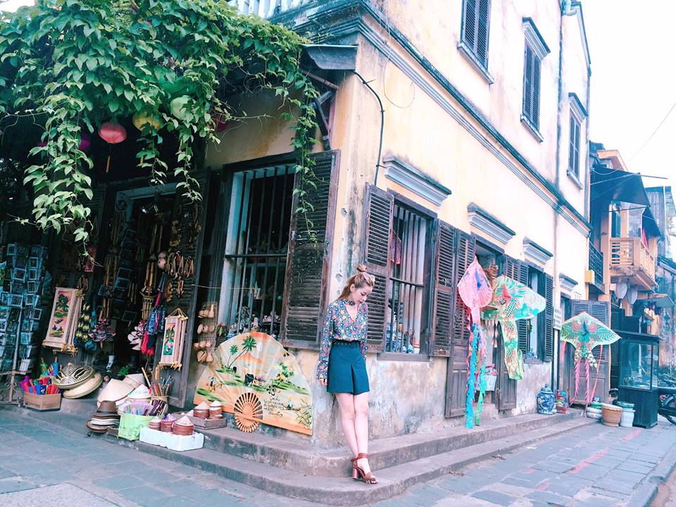 Kh&aacute;m ph&aacute; Hội An y&ecirc;n b&igrave;nh c&ugrave;ng Chi Pu