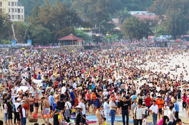 Du lịch biển &lsquo;thắng lớn&rsquo; sau k&igrave; nghỉ lễ 30/4 - 1/5