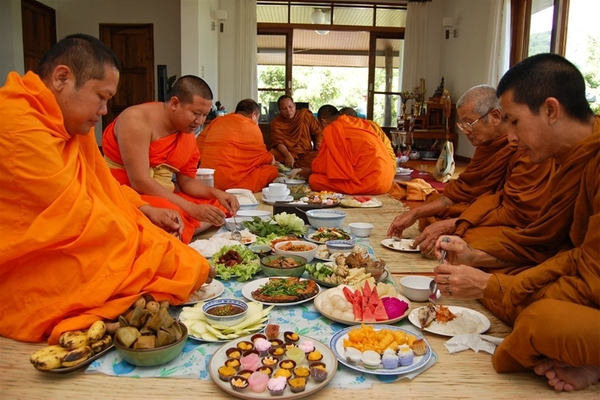 C&aacute;c Phật tử tiến h&agrave;nh ăn chay, kh&ocirc;ng s&aacute;t sinh v&agrave;o ng&agrave;y Đại lễ Phật Đản
