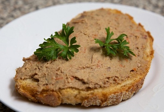 Pate gan lợn thường d&ugrave;ng để ăn k&egrave;m với b&aacute;nh mỳ