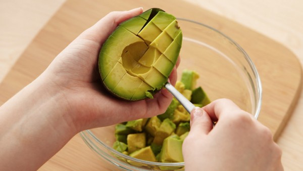 Chuẩn bị bơ ch&iacute;n đều để l&agrave;m sinh tố bơ m&atilde;ng cầu