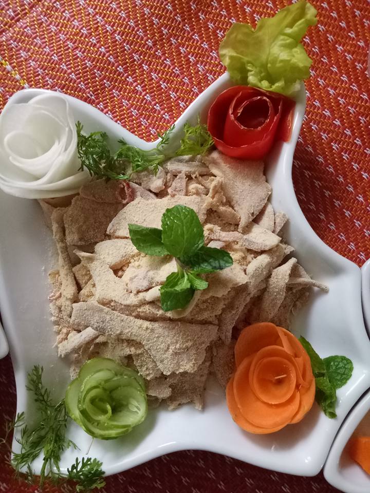 M&oacute;n x&ocirc;i gấc h&igrave;nh c&aacute; ch&eacute;p trong m&acirc;m cơm gia đ&igrave;nh h&igrave;nh bản đồ Việt Nam  M&oacute;n nem th&iacute;nh được trang tr&iacute; bắt mắt trong chiếc đĩa thuộc bộ gốm sứ h&igrave;nh chữ S