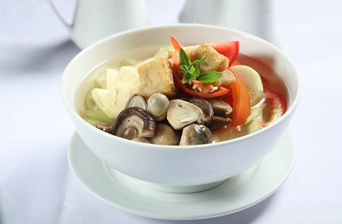 M&oacute;n canh được nấu với nước me tạo vị chua thanh m&aacute;t