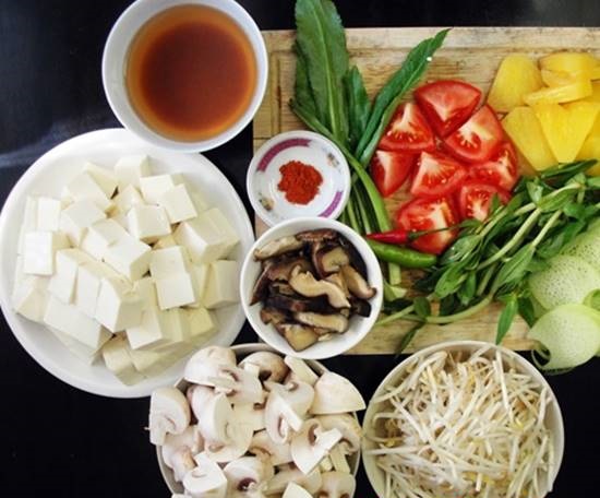 Chuẩn bị nguy&ecirc;n liệu cho m&oacute;n canh chua chay