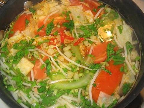 M&oacute;n canh được nấu với nước me tạo vị chua thanh m&aacute;t